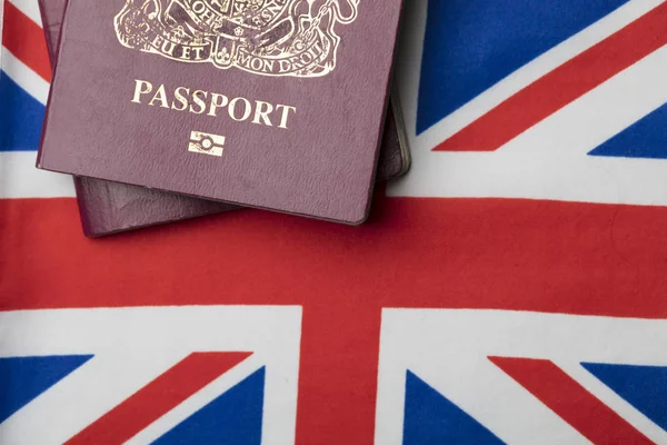 Pasaporte del Reino Unido con Union Jack Bandera de Gran Bretaña —  Fotos de Stock