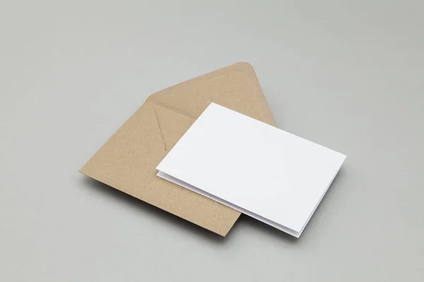 Порожня біла листівка з крафт-коричневим папером конверт шаблон макет u — стокове фото