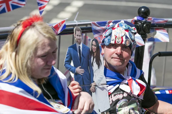 Виндсор, Великобритания - 17 мая 2018 года: Королевские болельщики одеты в унион — стоковое фото
