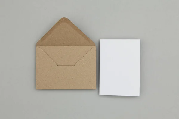 Blank white card with kraft brown paper envelope template mock u — Stock Photo, Image