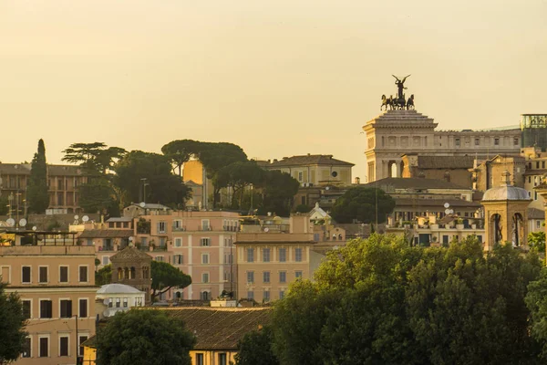 Рим Вид міста на захід сонця до вівтаря Вітчизни Буї — стокове фото