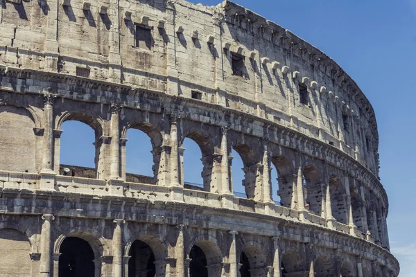 Uitzicht op het Colosseum in Rome, Italië. Het Colosseum is een van de — Stockfoto