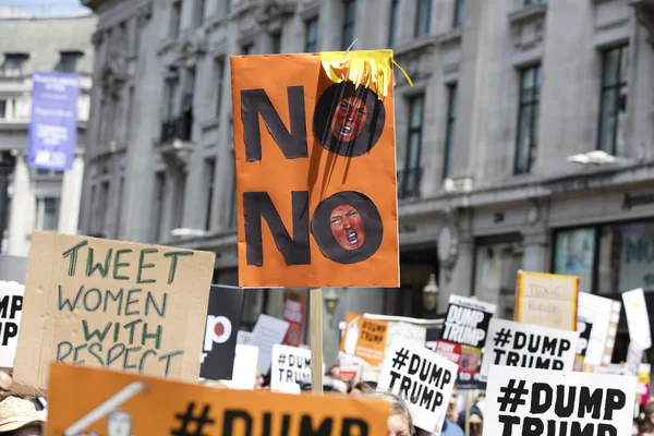 Londyn, Uk - 14 lipca 2018: Duże tłumy protestujących zbierają się i — Zdjęcie stockowe