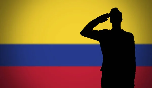 Silueta Soldado Saludando Contra Bandera Colombia — Foto de Stock