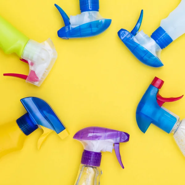 Spring cleaning spray bottle products on a bright yellow backgro — Stockfoto