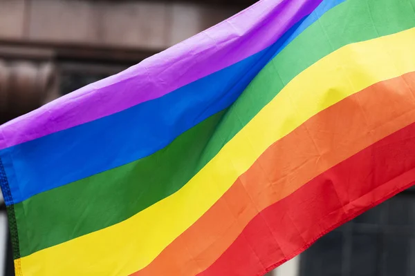 Gay arcobaleno bandiera a un LGBT gay orgoglio marcia in Londra — Foto Stock