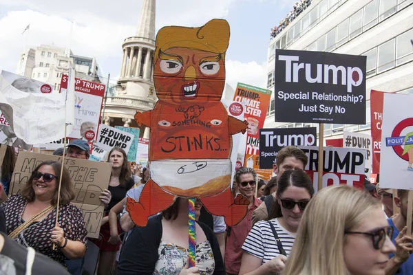 LONDRES, Royaume-Uni - 14 juillet 2018 : De grandes foules de manifestants se rassemblent i — Photo
