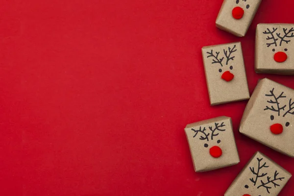 Caixas de presente de Natal com rostos de renas — Fotografia de Stock