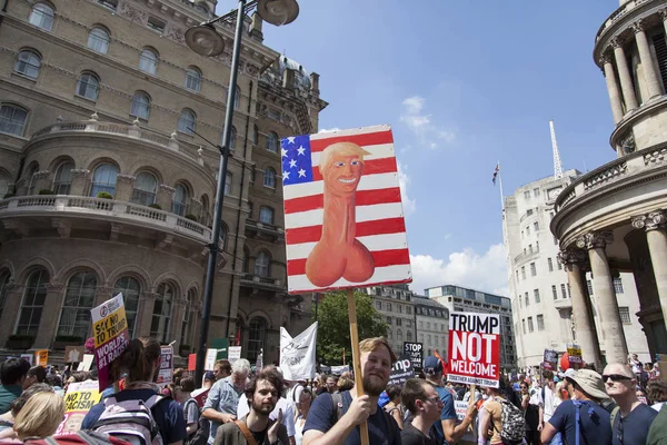 LONDON, Storbritannia 14. juli 2018: Store folkemengder av demonstranter samles i – stockfoto