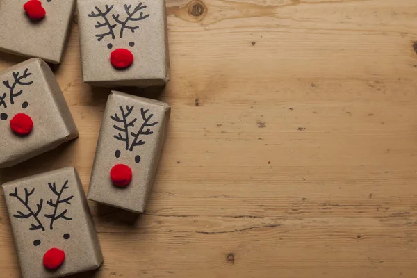 Caixas de presente de Natal com rostos de renas — Fotografia de Stock