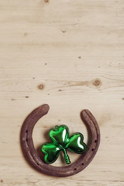 Aziz Patrick gününde yeşil yonca süslemeleri olan şanslı at nalı. — Stok fotoğraf