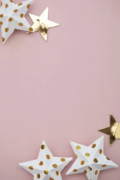 Decoraciones de estrellas blancas y doradas sobre un rosa pastel. Festi estacional —  Fotos de Stock