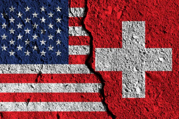 美国和瑞士国旗之间的裂缝。 政治关系 — 图库照片