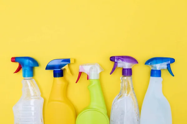 Productos de botella de spray de limpieza de primavera en un fondo amarillo brillante — Foto de Stock