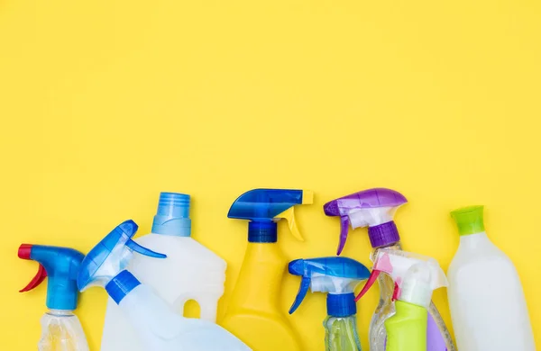 Productos de botella de spray de limpieza de primavera en un fondo amarillo brillante — Foto de Stock