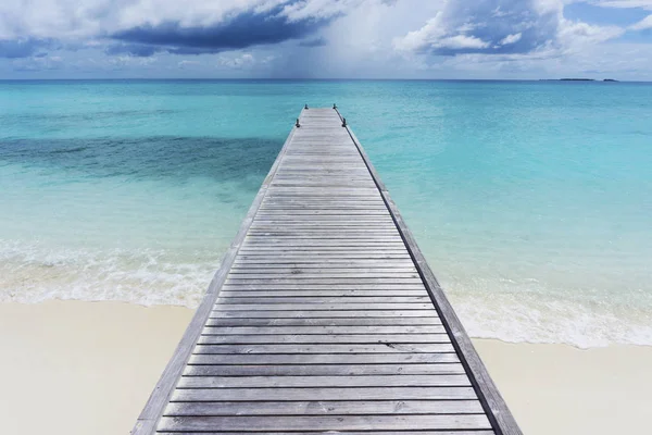 Houten pier boven tropische heldere blauwe zee — Stockfoto