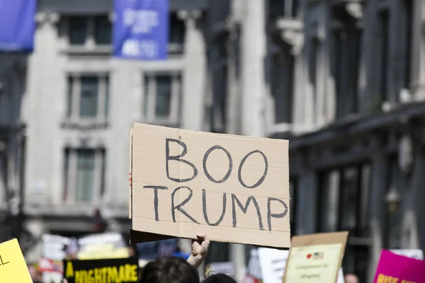 LONDON, UK - July 14th 2018: Large crowds of protesters gather i — Stock Photo, Image