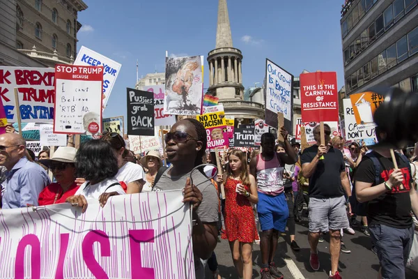 Londra, Uk - 14 Temmuz 2018: Büyük bir protestocu kitlesi toplandı
