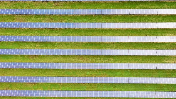 Solenergianläggning Flygfoto Solpaneler — Stockfoto