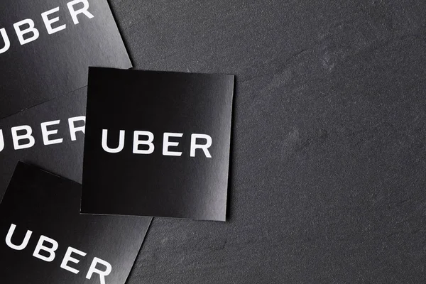 Uma fotografia do logótipo Uber. Uber é um estilo de táxi popular tra — Fotografia de Stock