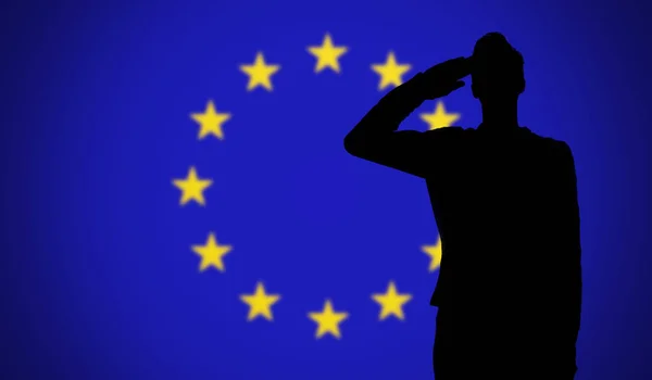 Silhouette Soldato Che Saluta Contro Bandiera Sindacale Europea — Foto Stock