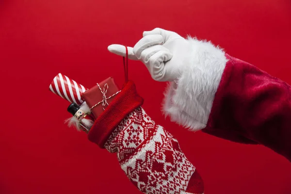 Santa Claus ręce gospodarstwa prezent świąteczny — Zdjęcie stockowe