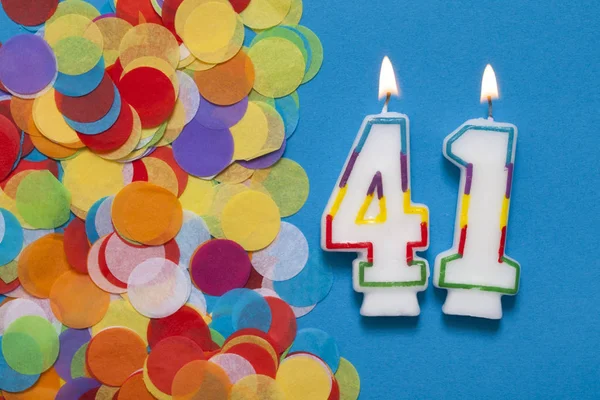 # 41 slavnostní svíčka s party konfety — Stock fotografie