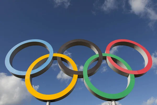 London, Storbritannien - 15 februari 2018: Den olympiska symbolen, som består av — Stockfoto
