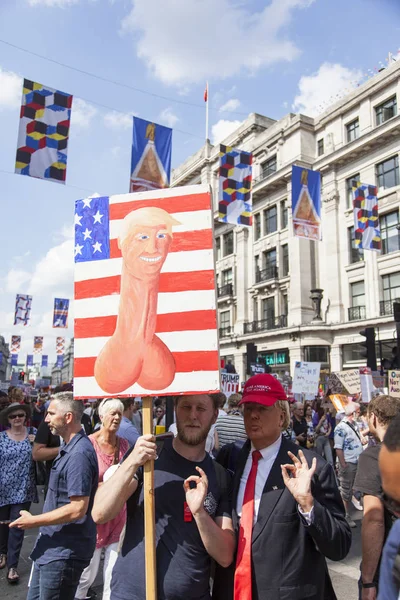 LONDON, UK - July 14th 2018: A Donald Trump lookalike poses in t — Stock Photo, Image