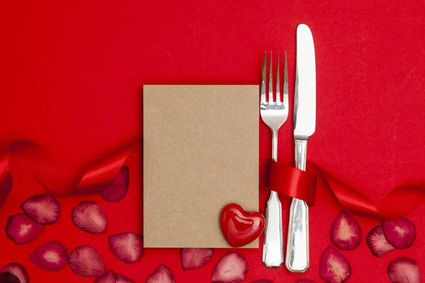 День Святого Валентина ресторан. Ніж і виделка з порожнім коричневим папером — стокове фото