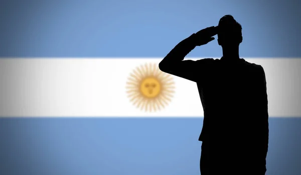 士兵倒立在Argentina国旗前敬礼的轮廓 — 图库照片