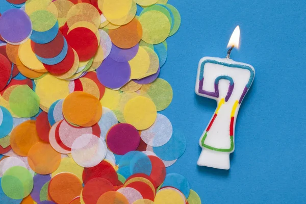 Bougie de célébration numéro 7 avec confettis de fête — Photo