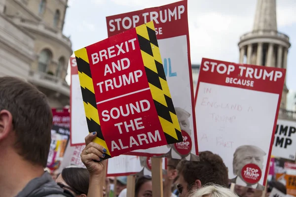 Londra, Uk - 14 Temmuz 2018: Büyük bir protestocu kitlesi toplandı — Stok fotoğraf