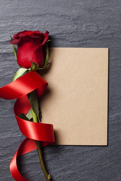 Red rose with a blank card for your message — Stock Photo, Image