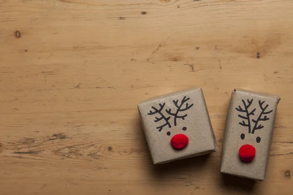 Caixas de presente de Natal com rostos de renas — Fotografia de Stock