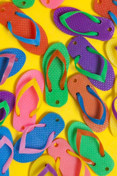 Collection de sandales flip flop été coloré sur un jaune vif — Photo