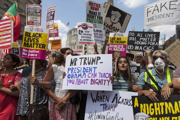 Londyn, Uk - 14 lipca 2018: Duże tłumy protestujących zbierają się i — Zdjęcie stockowe