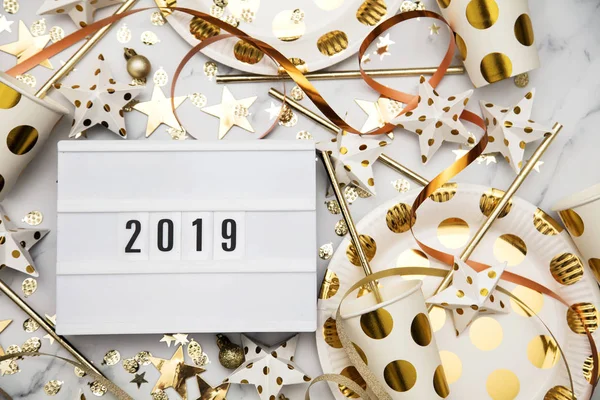 Silvesterfeier 2019 mit Luxus-Goldteil — Stockfoto