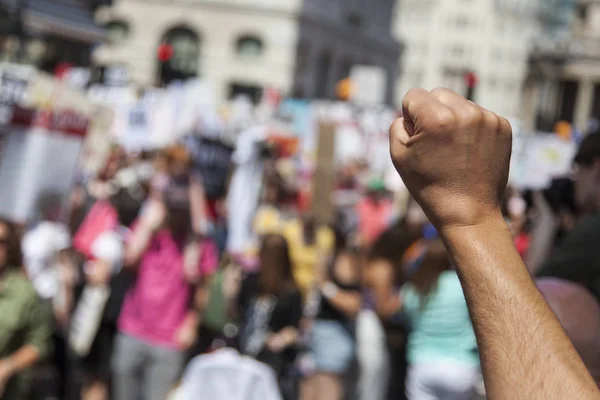 Um punho levantado de um protestante em uma manifestação política — Fotografia de Stock