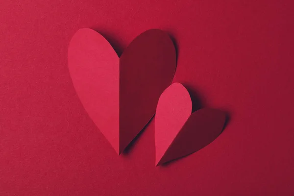 Red paper liefde hart op een effen rode achtergrond. Valentijnsdag r — Stockfoto