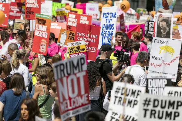 Londra, Uk - 14 Temmuz 2018: Büyük bir protestocu kitlesi toplandı