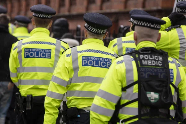 LONDRES, Reino Unido - 3 de febrero de 2018: agentes de policía británicos en alto —  Fotos de Stock