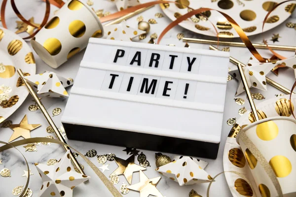 パーティーの時間のライトボックスのお祝いメッセージ豪華な金パーティーd — ストック写真