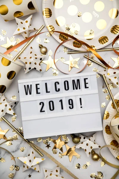 Hoş geldiniz 2019 ışıkkutusu mesajı ve lüks altın partisi.