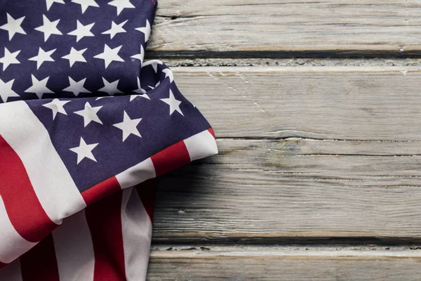 Americké hvězdy a pruhy vlajky na bílém dřevěném prkně pozadí — Stock fotografie
