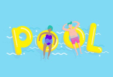 Yüzme havuzunda kauçuk halkaların üzerinde yatan insanların yukarıdan görünüşü