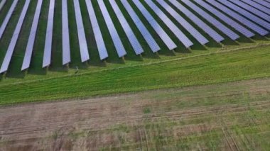 Güneş enerjisi çiftliği. Güneş panellerinin havadan görünümü.