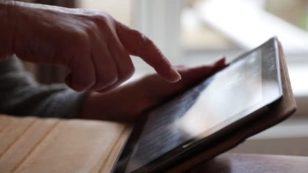 Evde Dijital Tablet Kullanan Yaşlı Bir Kadının Kısmi Görüntüsü — Stok video