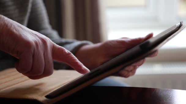 Close Partial View Elderly Woman Using Digital Tablet Home — Stock Video