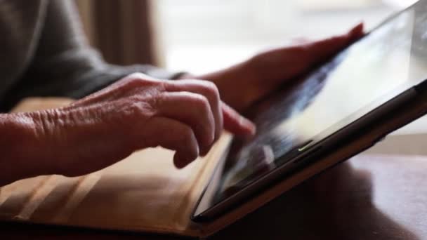 Primer Plano Vista Parcial Mujer Edad Avanzada Utilizando Tableta Digital — Vídeos de Stock